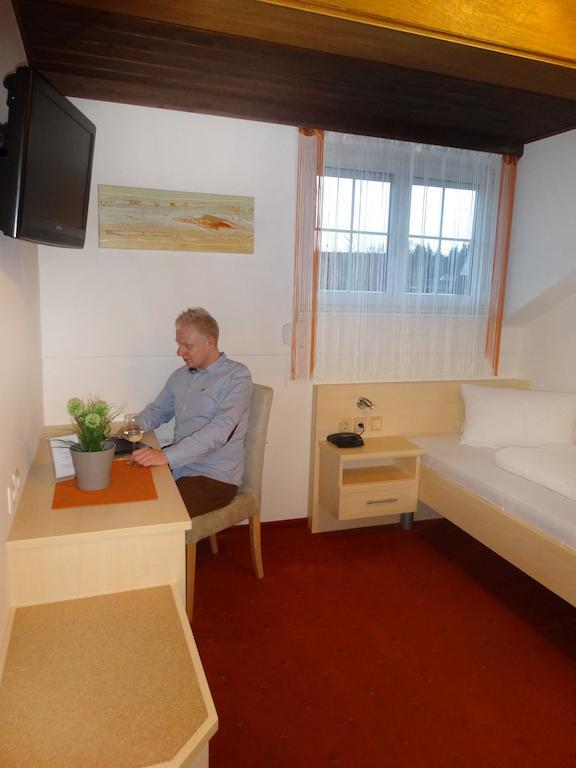 ホテル Pension Scherwirt グラーツ 部屋 写真